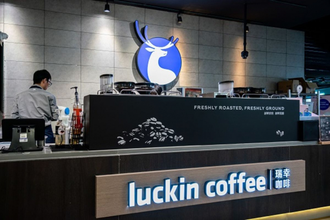 Chuỗi cửa hàng cà phê từng được xem là đối thủ lớn nhất của Starbucks tại Trung Quốc nhận án phạt 180 triệu USD tại Mỹ.