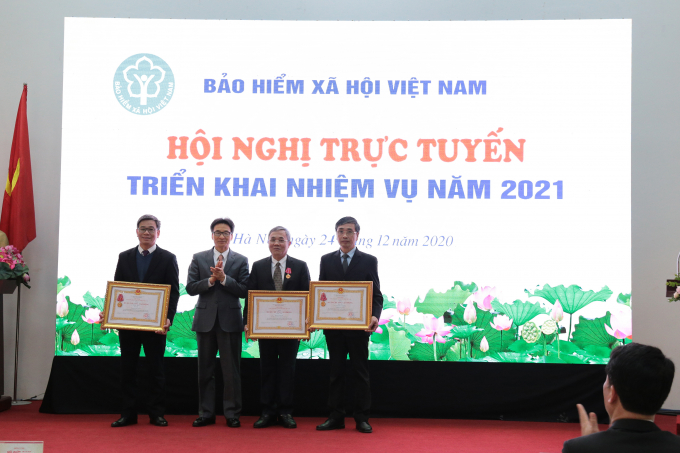 Thừa uỷ quyền của Chủ tịch nước, Uỷ viên Ban chấp hành Trung ương Đảng, Phó Thủ tướng Chính phủ Vũ Đức Đam đã trao tặng Huân chương Lao động hạng Nhất, Nhì, Ba cho 03 tập thể và cá nhân của BHXH Việt Nam.