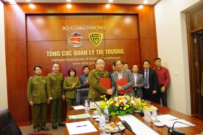 Tổng cục QLTT và Hiệp hội giấy và bột giấy Việt Nam đã ký Quy chế phối hợp trong công tác chống hàng giả, hàng nhái ở lĩnh vực sản xuất và kinh doanh giấy, các sản phẩm từ giấy.