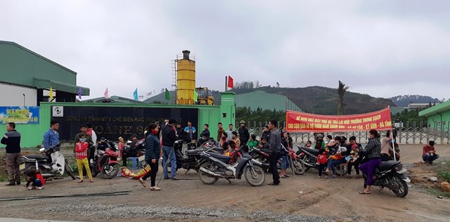 Người dân xã Kỳ Tân tập trung trước cổng nhà máy xử lý rác Hoành Sơn phản đối việc gây ô nhiễm môi trường từ nhà máy.