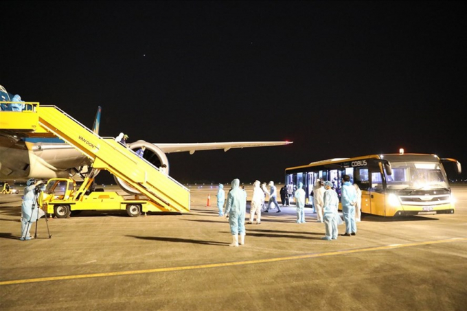 Sân bay Vân Đồn liên tục đón các chuyến bay đưa người Việt Nam từ nước ngoài về, trong đó có nhiều trường hợp được xét nghiệm nhiễm SARS-COV-2 trong quá trình cách ly. (Ảnh: NH)