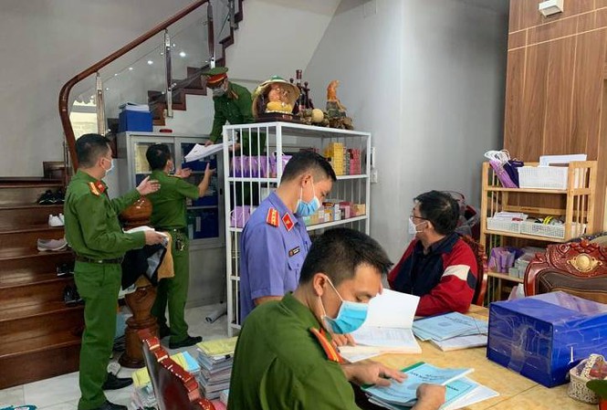 Cơ quan chức năng khám xét nơi ở của ông Nguyễn Tiến Minh. (Ảnh: CQCA)