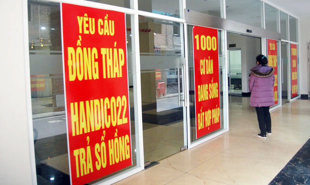 Sau 3 năm về ở, cư dân chung cư 129D Trương Định vẫn không được cấp sổ đỏ, không được thường trú, tạm trú, nhập khẩu... do loạt sai phạm của chủ đầu tư.