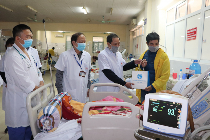 BHXH tỉnh Hưng Yên trao tặng quà cho bệnh nhân BHYT có hoàn cảnh khó khăn.