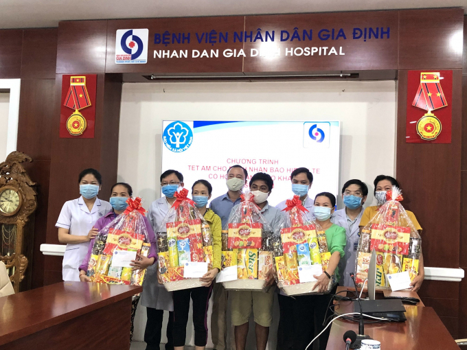 Đại diện BHXH Tp.Hồ Chí Minh tặng quà Tết cho bệnh nhân BHYT có hoàn cảnh khó khăn tại Bệnh viện Nhân dân Gia Định.