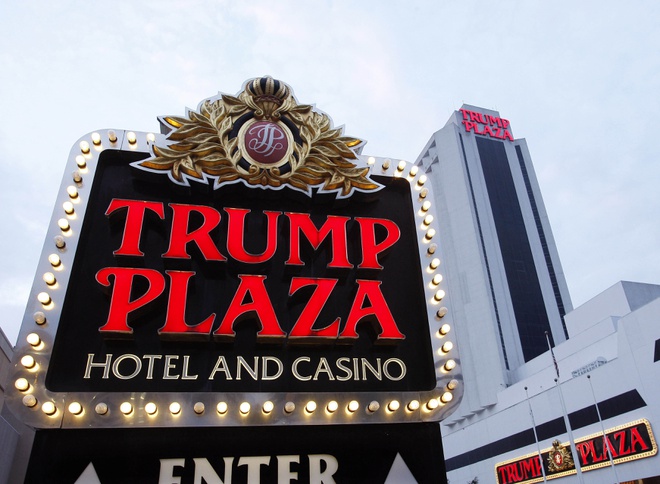 Tổ hợp khách sạn và sòng bạc Trump Plaza, khu vui chơi giải trí cuối cùng còn mang tên ông Trump ở thành phố Atlantic, vừa bị phá dỡ bằng thuốc nổ.