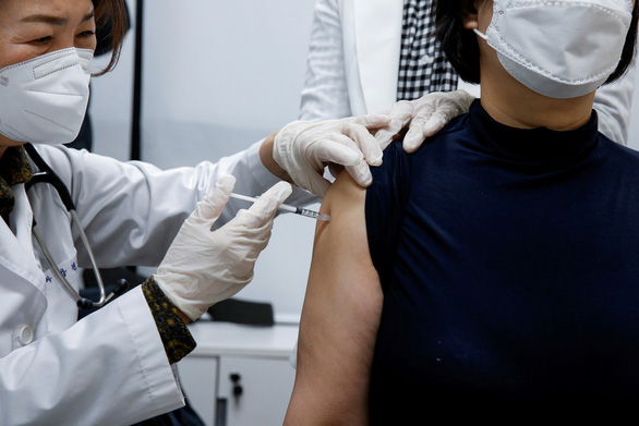 Tiêm vaccine AstraZeneca cho nhân viên viện dưỡng lão tại Seoul, Hàn Quốc, ngày 26-2 - Ảnh: Reuters.