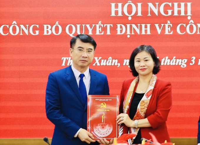 Phó Bí thư Thường trực Thành ủy Hà Nội Nguyễn Thị Tuyến trao Quyết định điều động cho ông Nguyễn Xuân Lưu.