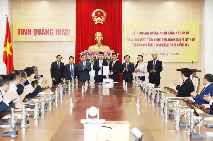 UBND tỉnh Quảng Ninh trao giấy chứng nhận đăng ký đầu tư cho Công ty Jinko Solar Hong Kong.