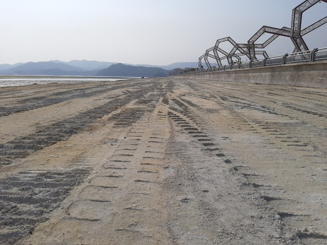 Công ty cổ phần đầu tư xây dựng đô thị Phương Đông ồ ạt đổ đất lấn chiếm bãi triều tại vịnh Bái Tử Long.