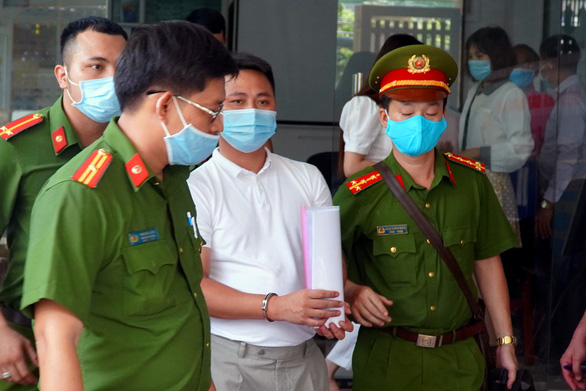 Đỗ Sơn Tùng (áo trắng), tổng giám đốc Công ty cổ phần Bất động sản nhà đất Đồng Nai, bị công an bắt giữ vào tháng 8-2020.