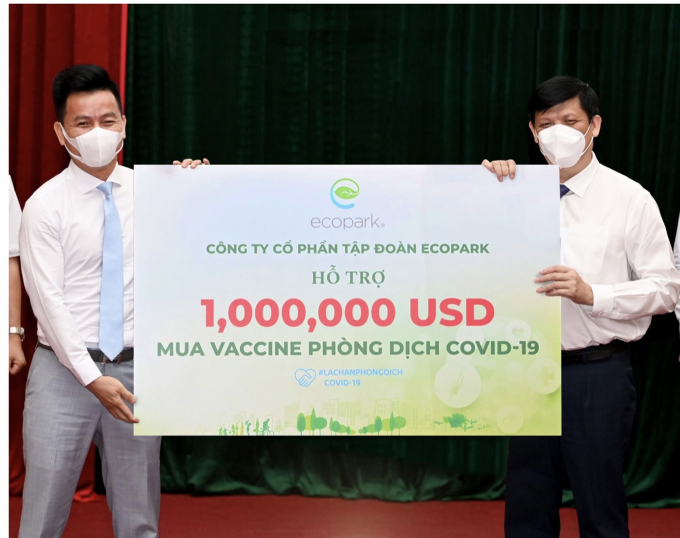Ecopark trao 1 triệu USD ủng hộ quỹ Vaccine Covid-19 của Chính phủ.