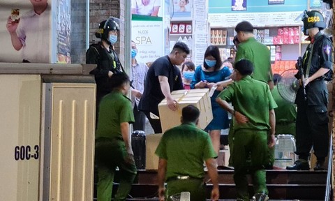 Lực lượng công an khám xét 2 nhà thuốc lớn nhất Đồng Nai.