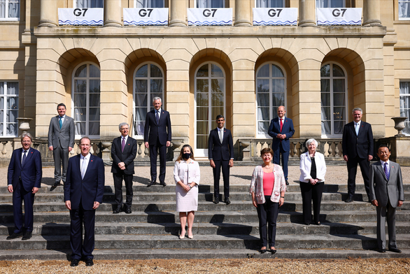 Bộ trưởng tài chính các nước G7 cùng các quan chức khác chụp ảnh ở London ngày 5-6 - Ảnh: REUTERS.