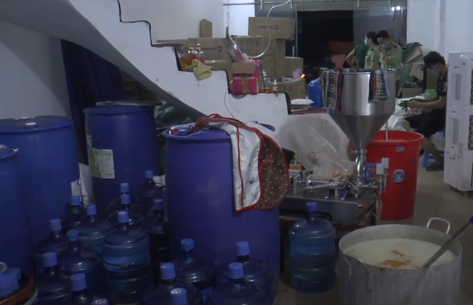 Lực lượng chức năng Hà Nội thu giữ gần 10.000 chai sữa tắm, 2.300 kg dầu gội đầu không rõ nguồn gốc.