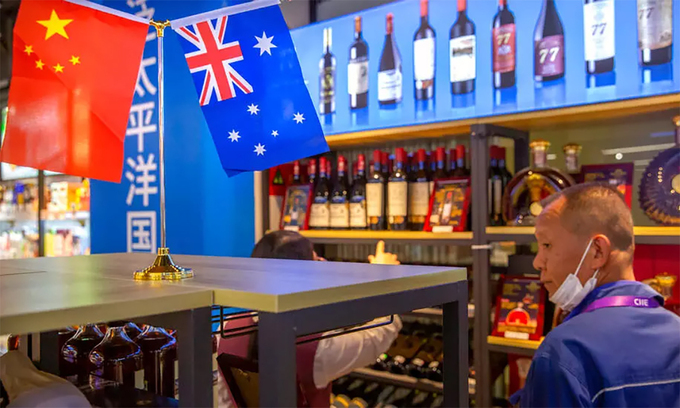 Australia chính thức kiện Trung Quốc lên WTO về vấn đề thuế rượu vang.
