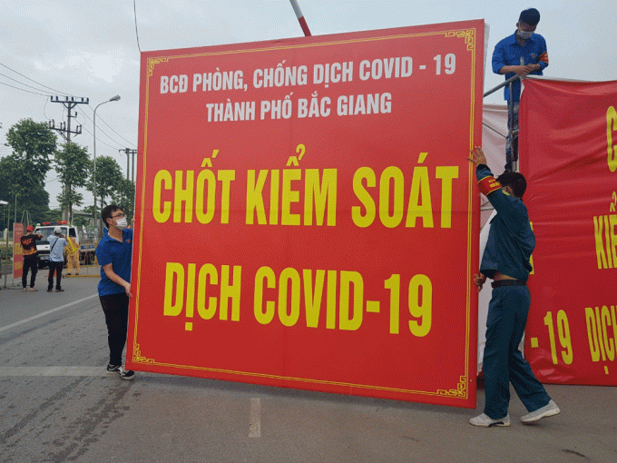 Các lực lượng tham gia tháo dỡ chốt kiểm soát. (Ảnh: báo Bắc Giang)