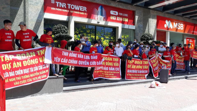 Khách hàng vây trụ sở TNR Holdings 22/6/2020 đòi quyền lợi dự án TNR Stars Đồng Văn.