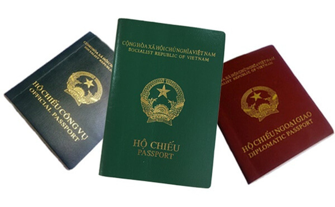 Hộ chiếu ngoại giao có trang bìa màu nâu đỏ; hộ chiếu công vụ có trang bìa màu xanh lá cây đậm. Còn trang bìa của hộ chiếu phổ thông màu xanh tím.