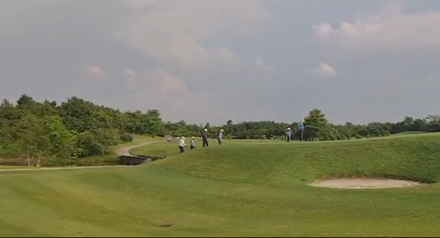 Sân Golf Sky Lake vẫn mở cửa đón khách bất chấp việc UBND TP Hà Nội yêu cầu dừng các hoạt động thể thao ngoài trời.