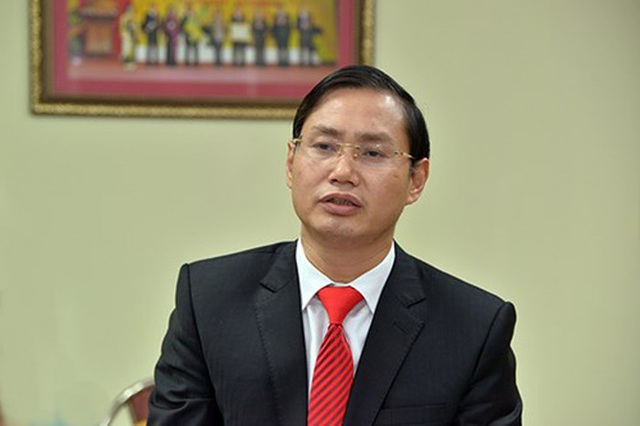 Tết năm 2017, Tổng giám đốc công ty Nhật Cường đến phòng làm việc của ông Nguyễn Văn Tứ (ảnh) chúc Tết và biếu 1 chai rượu ngoại cùng 300 triệu đồng.