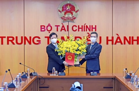 Thứ trưởng Võ Thành Hưng trao Quyết định điều động, bổ nhiệm Vụ trưởng Vụ NSNN đối với ông Phạm Văn Trường.