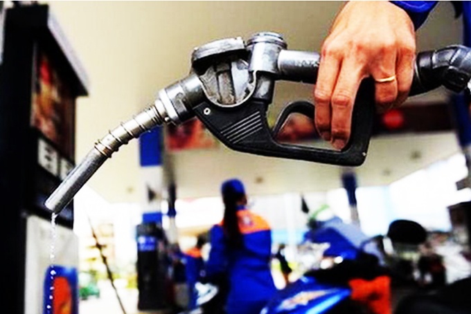 Giá xăng, dầu đồng loạt giảm mạnh từ 15h chiều nay. (Ảnh minh hoạ)
