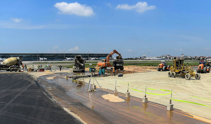 Các nhà thầu thi công nâng cấp đường băng sân bay Nội Bài. Ảnh minh họa.