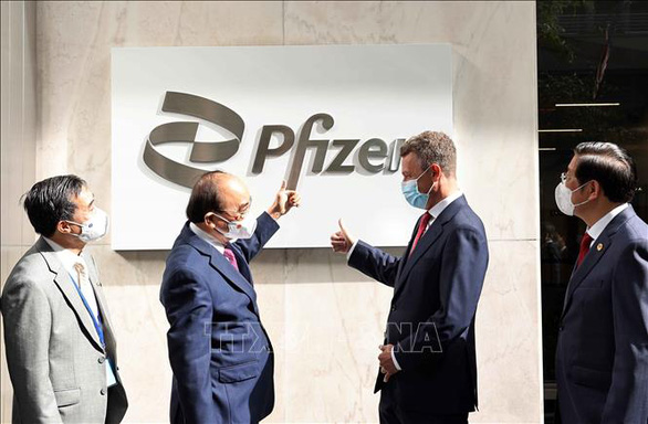 Chủ tịch nước Nguyễn Xuân Phúc (thứ hai từ trái sang) đến thăm và làm việc tại Công ty Pfizer ở New York (Mỹ) - Ảnh: TTXVN.