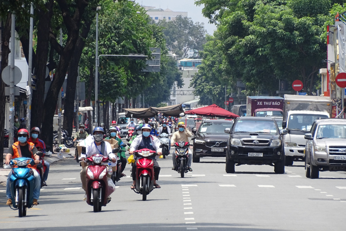 TP.HCM cho phép mở lại 8 hoạt động; các phương tiện giao thông cá nhân chỉ được lưu thông trong phạm vi TP, người dân không được tự ý qua tỉnh khác... (Ảnh minh hoạ)