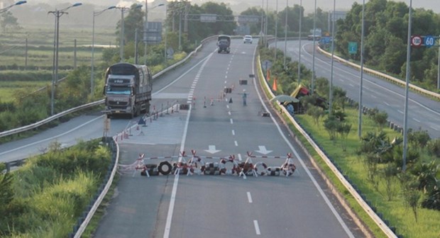 Cao tốc Nội Bài - Lào Cai đoạn qua Bình Xuyên (Vĩnh Phúc) bị chặn, buộc xe phải thay đổi hướng đi để nộp phí. Ảnh: Tiền Phong.