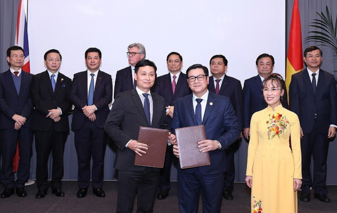 Thủ tướng Chính phủ Phạm Minh Chính chứng kiến Lễ trao biên bản hợp tác giữa các doanh nghiệp Việt Nam và Anh. Ảnh: TTXVN.