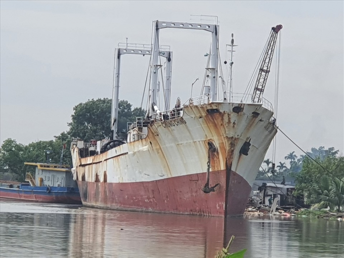 Tàu Chung Ching được phát hiện đang neo đậu tại khu vực sông thuộc xã Đại Bản, huyện An Dương, Hải Phòng khi chưa được sự chấp thuận của cơ quan chức năng. (Ảnh: LĐ)