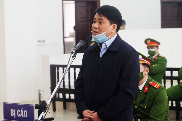 Cựu chủ tịch UBND TP Hà Nội Nguyễn Đức Chung bị phạt 8 năm tù với cáo buộc để công ty gia đình mua chế phẩm Redoxy-3C về bán cho thành phố.