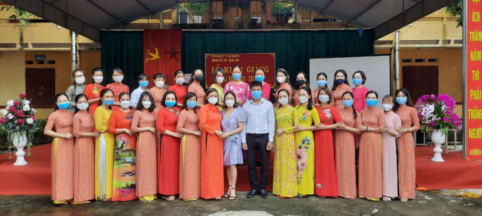 Tập thể cán bộ, giáo viên, nhân viên nhà trường.