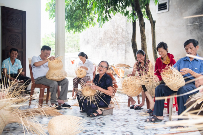 Hình ảnh một buổi lao động của người dân địa phương tại làng nghề mây tre đan huyện Nghi Lộc (Ảnh: Oxfam Việt Nam).