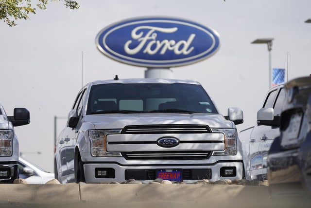 Ford sẽ ngừng sản xuất hoặc giảm sản lượng tại 8 nhà máy do thiếu chip. (Ảnh minh họa)