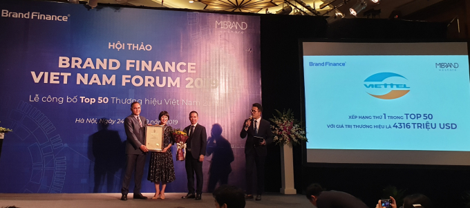 Ông Samir Dixit trao chứng nhận thương hiệu giá trị nhất Việt Nam cho đại diện Viettel