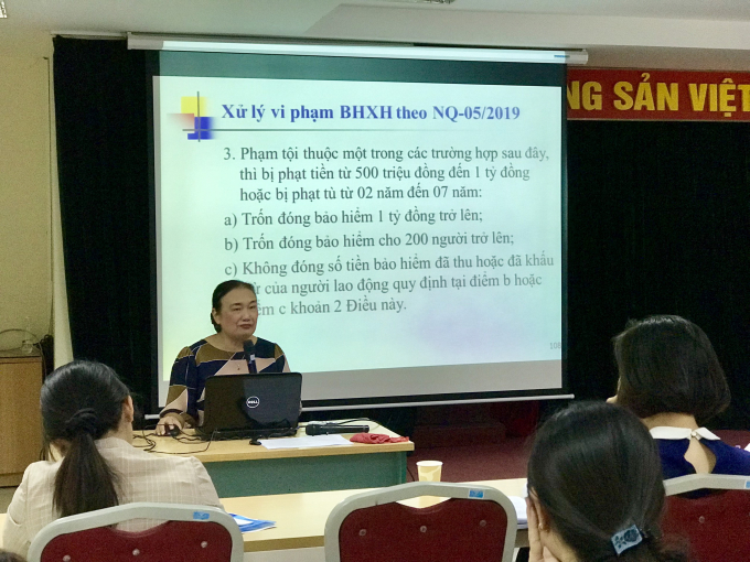 Bà Nguyễn Thị Cúc - Chủ tịch VTCA cập nhật chính sách cho các học viên