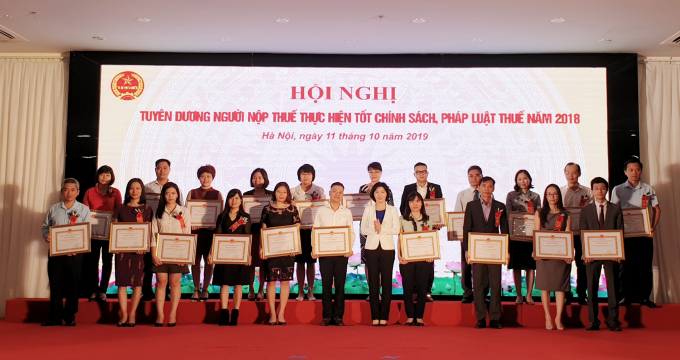 Bà Phùng Thị Hồng Hà, Phó Chủ tịch UBND thành phố Hà Nội trao Bằng khen cho doanh nghiệp thực hiện tốt nghĩa vụ thuế năm 2018