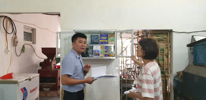 Ông Ngô Văn Nam, Phó Giám đốc Trung tâm Nghiên cứu Môi trường và Điều kiện lao động hướng dẫn cách sử dụng tủ đựng thiết bị bảo hộ lao động