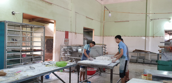 Tại khu làm bánh Cơ sở sản xuất Thiên Đức, các thiết bị, dụng cụ và nguyên vật liệu được sắp xếp gọn gàng, ngăn nắp