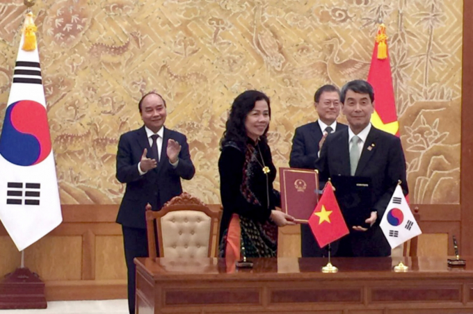 Thứ trưởng Vũ Thị Mai và Chủ tịch kiêm Tổng giám đốc Ngân hàng phát triển Hàn Quốc (KDB) Lee Dong Gull ký kết Bản ghi nhớ hợp tác nâng cao năng lực hoạt động của Ngân hàng Phát triển Việt Nam