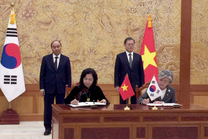 Thứ trưởng Vũ Thị Mai và Bộ trưởng Bộ Ngoại giao Hàn Quốc - Kang Kyung-wha ký Nghị định thư thứ hai sửa đổi Hiệp định tránh đánh thuế hai lần giữa Việt Nam và Hàn Quốc.