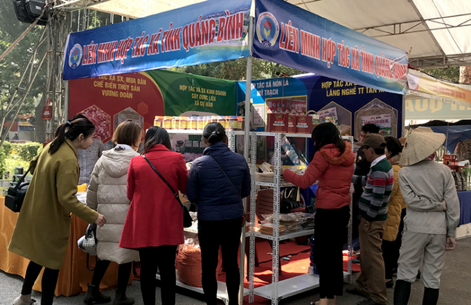 Gian hàng của Liên minh HTX tỉnh Quảng Bình thu hút nhiều khách tham quan