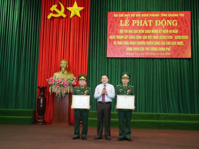 Thừa ủy quyền của Chủ tịch nước, ông Nguyễn Văn Hùng - Bí Thư tỉnh ủy Quảng Trị trao tặng Huân chương Chiến công hạng ba cho các tập thể, cá nhân thuộc Biên phòng Quảng Trị
