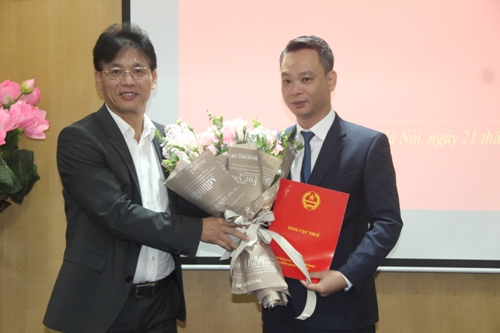 Ông Đặng Ngọc Minh - Phó Tổng cục trưởng Tổng cục Thuế (trái) trao Quyết định bổ nhiệm ông Vũ Mạnh Cường giữ chức Vụ trưởng Vụ Thanh tra kiểm tra