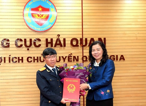 Thứ trưởng Bộ Tài chính Vũ Thị Mai trao quyết định bổ nhiệm cho ông Lưu Mạnh Tưởng