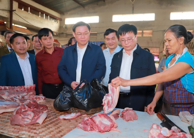 Phó Thủ tướng Vương Đình Huệ cùng lãnh đạo địa phương đi khảo sát tình hình thị trường tết tại chợ Vinh