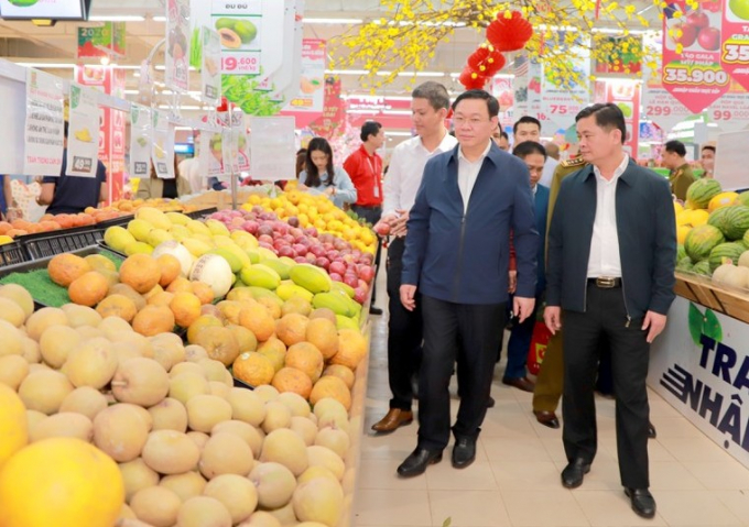 Phó Thủ tướng Vương Đình Huệ và các đồng chí lãnh đạo tỉnh Nghệ An khảo sát tình hình cung ứng mặt hàng thịt lợn tại siêu thị Big C